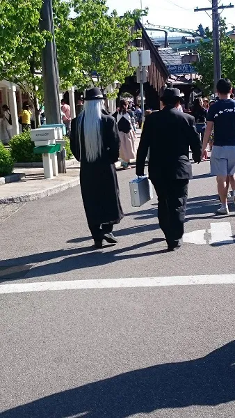 充满梦想的环球影城什么都有什么都不稀奇,在柯南忙着玩逃脱游戏时黑衣组织也跑来凑一脚!?