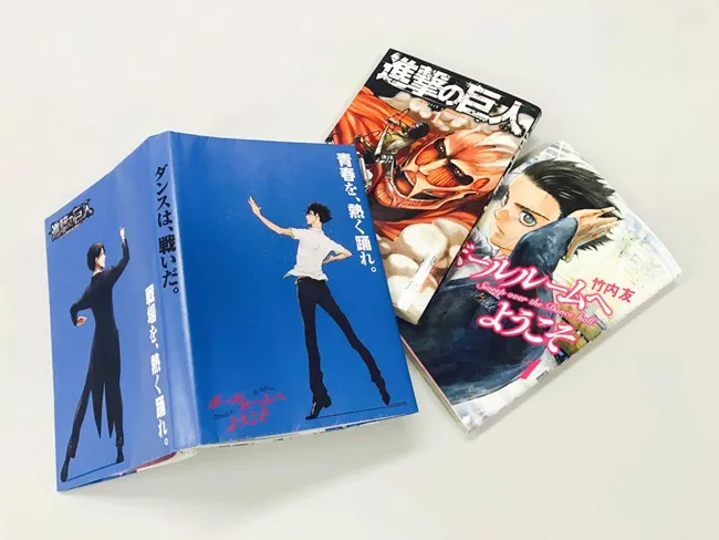 【兵长又换一套衣服惹】《进击的巨人×舞动青春》推出期间限定合作!不仅可以拿到专属书套还可以买燕尾服兵长的周边喔(゚∀゚)