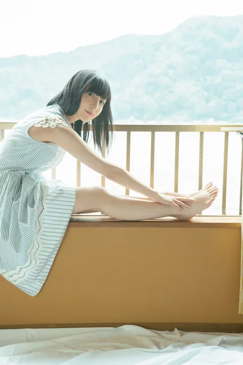夏日连衣裙的佐仓绫音登上『少年Magazine』杂志封面