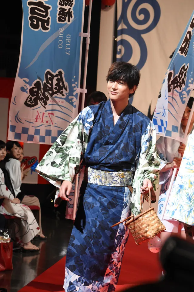 『银魂』真人电影日本首映礼举办 十四位主演集体出席期待票房大卖!