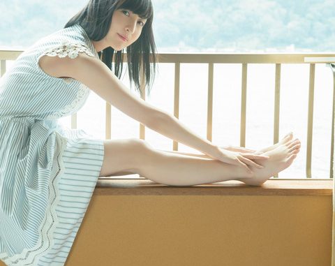 夏日连衣裙的佐仓绫音登上『少年Magazine』杂志封面