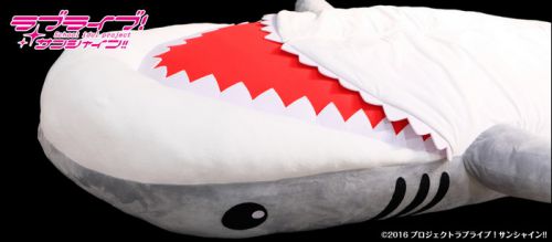 效法可爱的堕天使与鲨鱼共眠吧，「津岛善子鲨鱼型抱枕」开放预约！