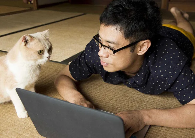 《猫咪收集之家》伊藤淳史到哪都很宅 公然与女演员滚来滚去 电影慈善首映会 林芯仪、王俐人献爱心