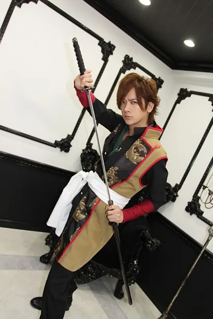 音乐剧《刀剑乱舞》4位刀剑男士上日本节目,人气歌手DAIGO的服装让他瞬间成为审神者XD