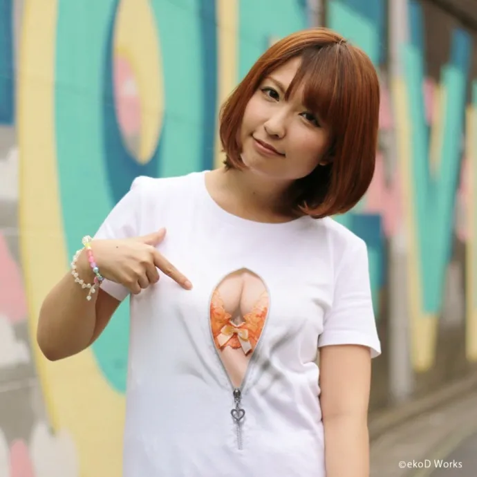 光明正大露大胸 颐指气使秀乳沟-夏日妄想T恤赏析