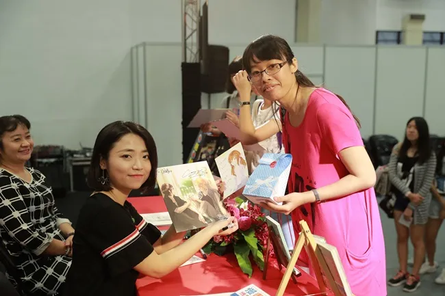 【漫博2017】《有何不可!》柯宥希签名会漫博登场 「正馨哥」未说出口的话:「我就想这样默默守护、默默去爱!」揪心场面让无数少女粉丝心疼流泪!