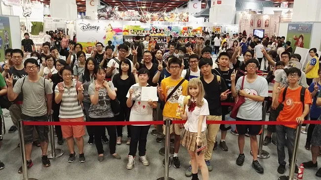 【漫博2017】台湾角川首场舞台活动 《安达与岛村+少女妄想中》作者入间人间签名会 B舞台登场！-绝对领域