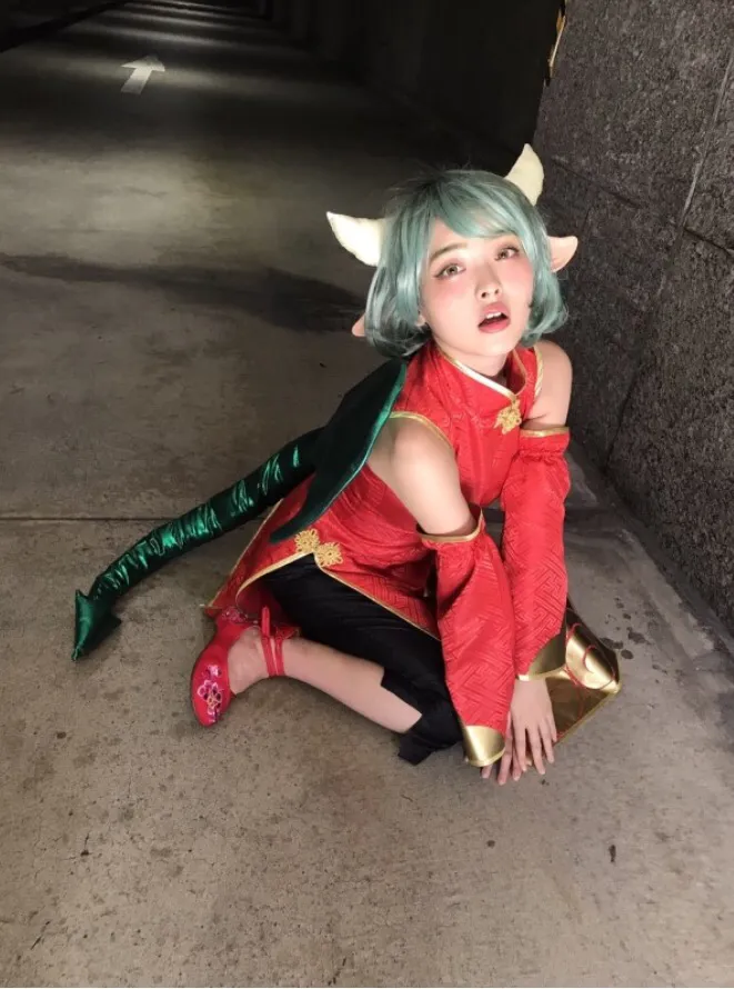 头上有犄角 身后有尾巴-上坂堇WCS『魔导物语』龙女COS