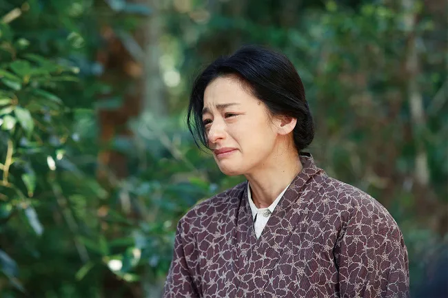 《何日君再来》首映会　向井理二度弄哭尾野真千子 妙龄女星饰演三个孩子的妈　向井理称赞尾野真千子好像自己的外婆　