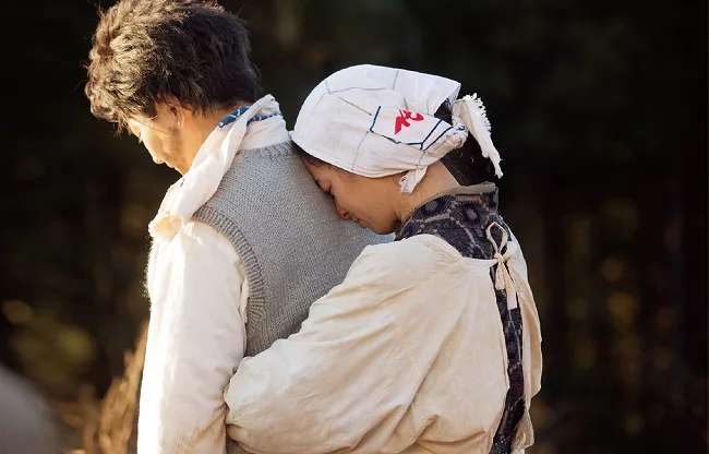《何日君再来》首映会　向井理二度弄哭尾野真千子 妙龄女星饰演三个孩子的妈　向井理称赞尾野真千子好像自己的外婆　