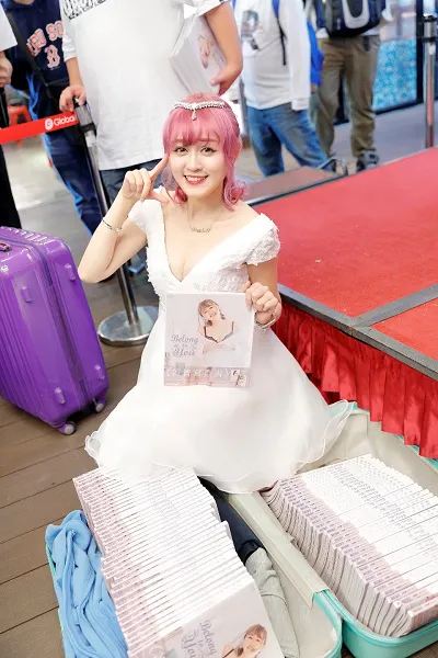 宅男女神箐箐签书会辣秀酥胸 泪推「最后一本写真」！