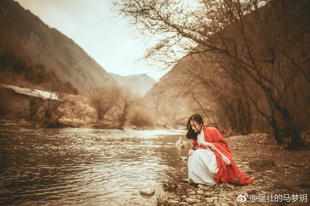 汉服私影,一棹春风一叶舟，一纶茧缕一轻钩-绝对领域