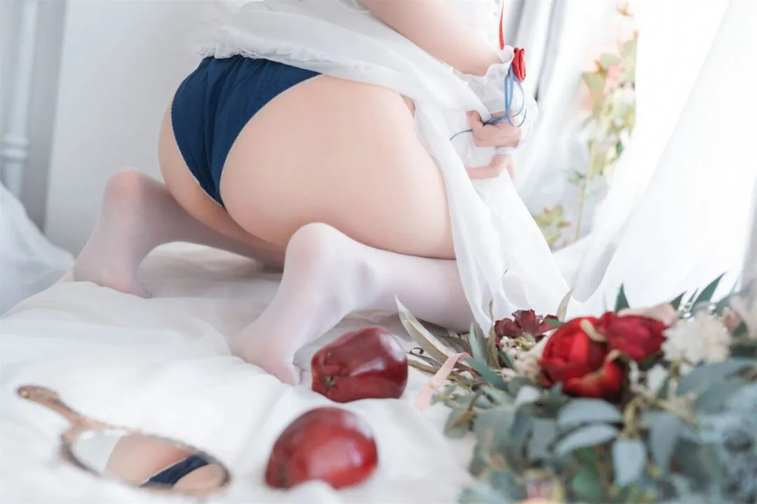 白雪姬性感白丝私房写真-23
