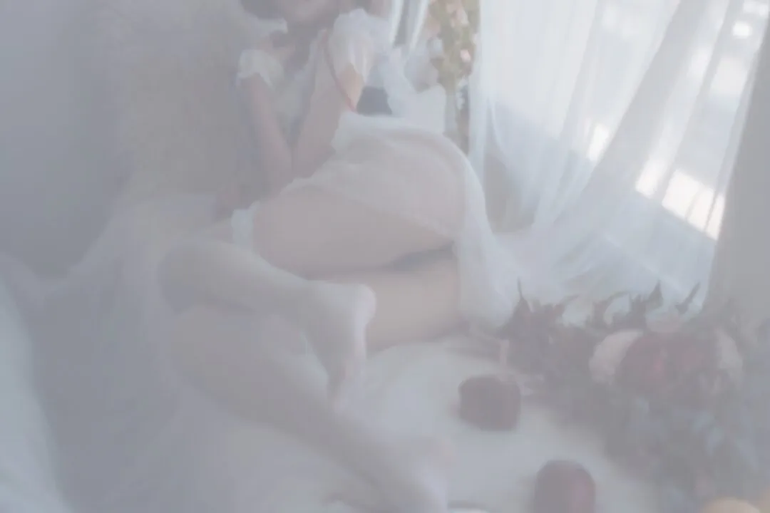 白雪姬性感白丝私房写真-34