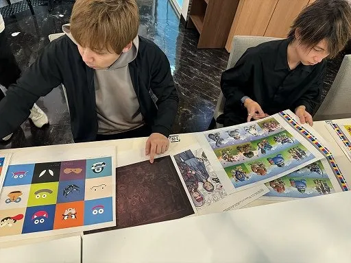 正在验收合作活动用的赠品,当然游戏开发部门也会一起参与 image
