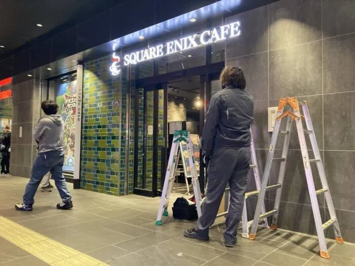 变更摆设时的情况,因为「SQUARE ENIX CAFE TOKYO」是早上9 点开始营业,所以不在深夜完成就会赶不上时间 image