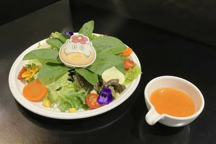 「撒花龙的色彩缤纷花沙拉」,切成史莱姆造型的蔬菜十分可爱,酱汁也很美味哦 image