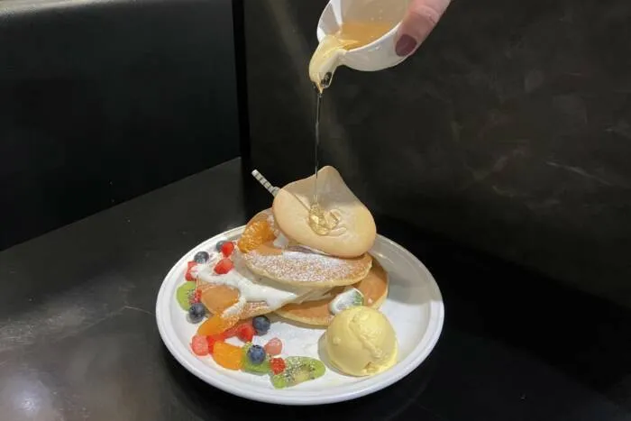 「蜂蜜瀑布的甜蜜松饼」,在松饼上面还放了一个大大的史莱姆造型饼干 image