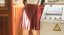 《红火车》少女写真-绝对领域