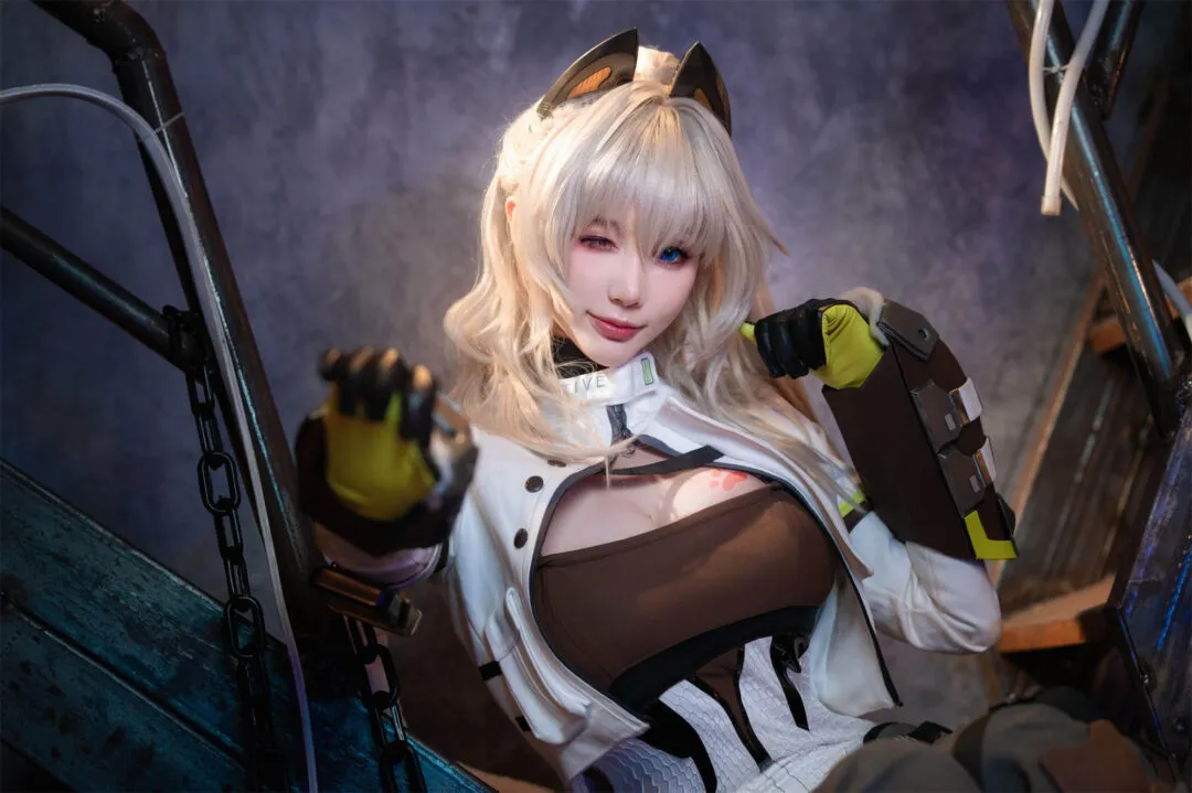 《少女前线2：追放》佩里缇亚cosplay-绝对领域