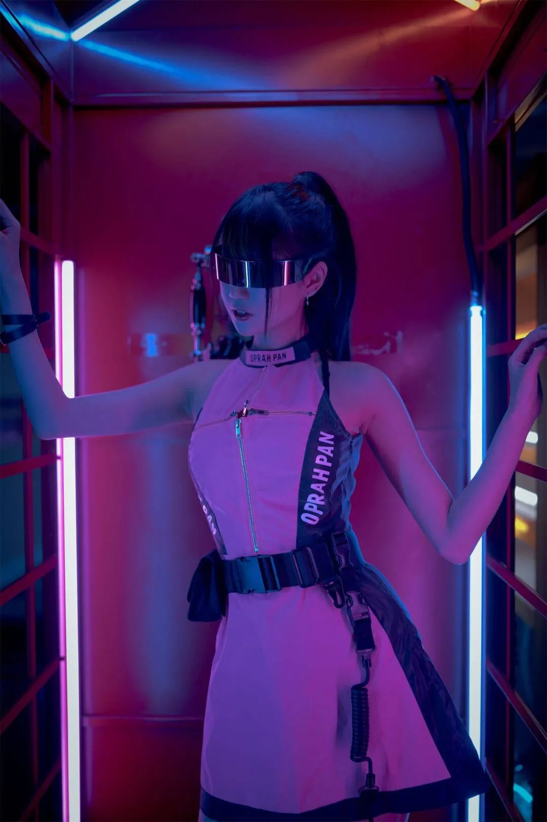 科幻风美少女性感私房写真-1