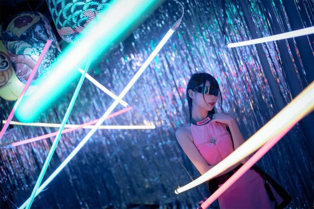科幻风美少女性感私房写真-1