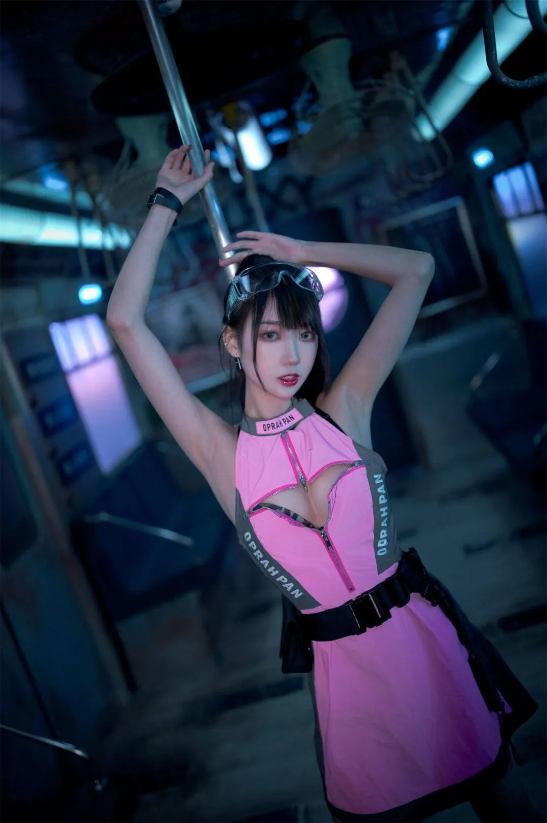 科幻风美少女性感私房写真-1