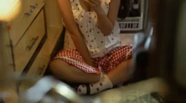 《红格子》少女诱惑写真-绝对领域