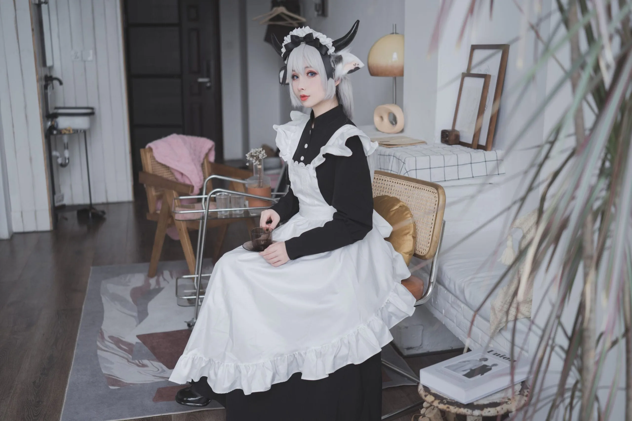 黑丝女仆奶牛cosplay-绝对领域