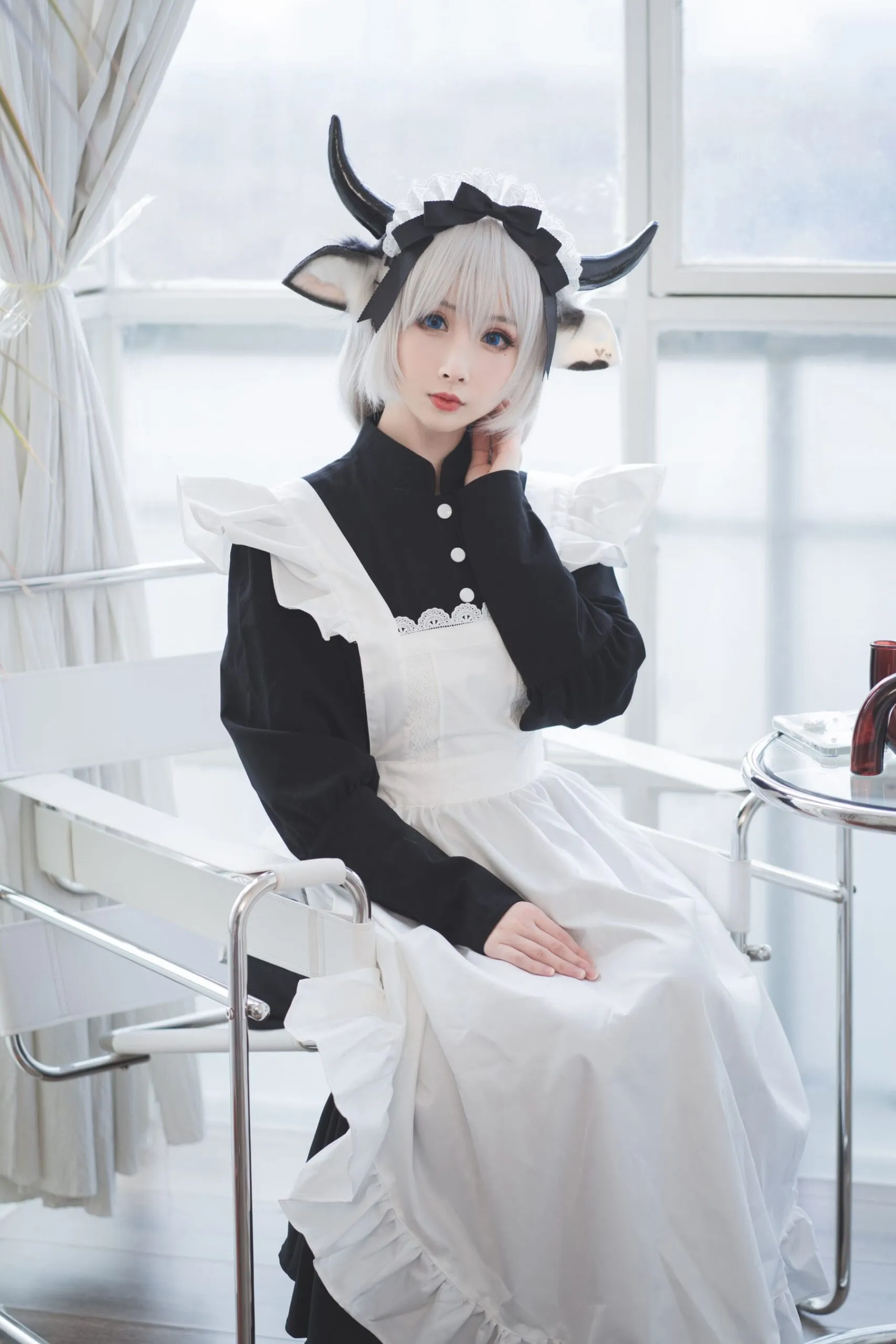 黑丝女仆奶牛cosplay-绝对领域
